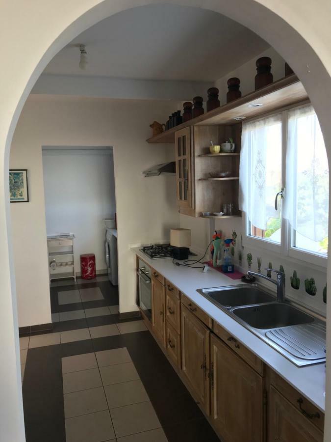 Case créole traditionnelle à ossature et charpente bois Petite Île Extérieur photo