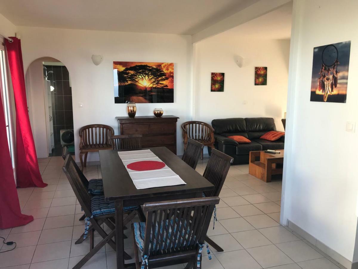 Case créole traditionnelle à ossature et charpente bois Petite Île Extérieur photo