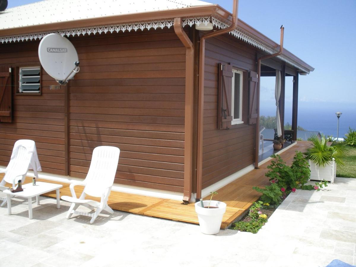Case créole traditionnelle à ossature et charpente bois Petite Île Extérieur photo