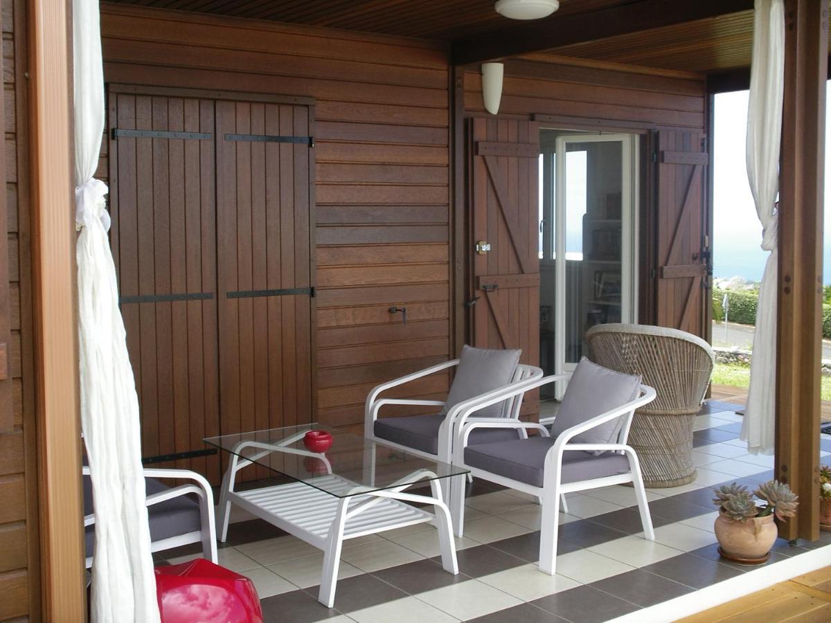 Case créole traditionnelle à ossature et charpente bois Petite Île Extérieur photo