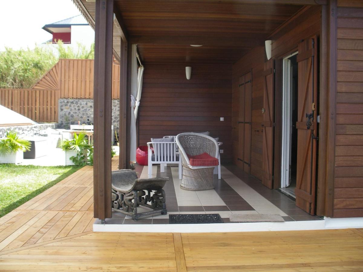 Case créole traditionnelle à ossature et charpente bois Petite Île Extérieur photo
